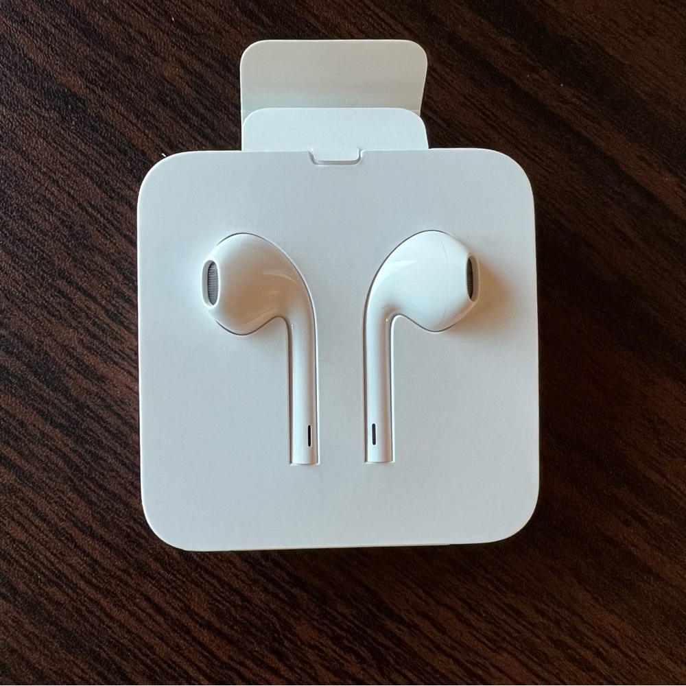 NWOT- Wired Apple Earbud Headphones with Lightening port